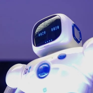 Automated intelligent training system for remote workers: how global teams scale skills without slowing down