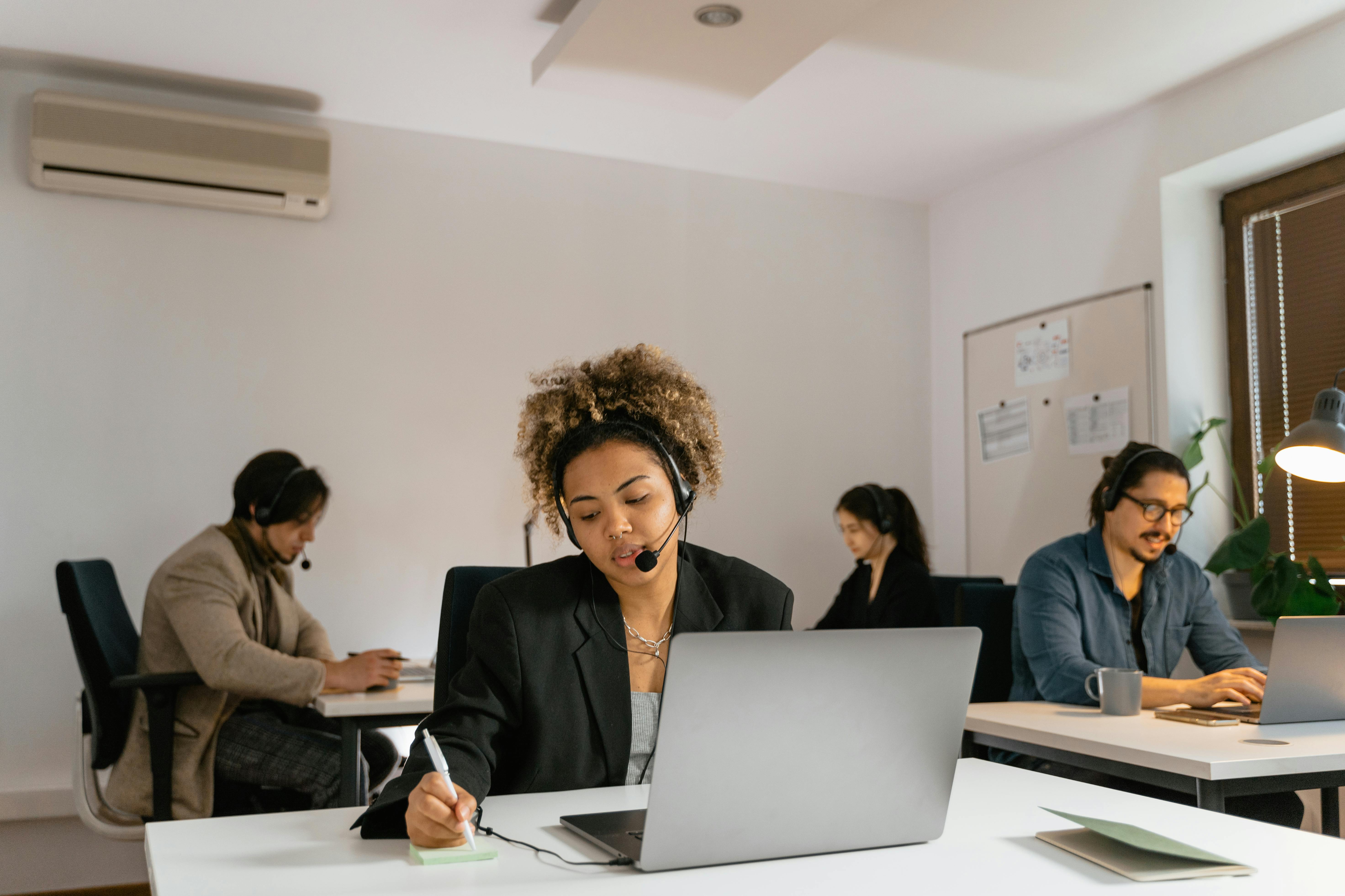 Omnichannel Call Center with Live Chat and Email:Top Tools for Consumer Finance