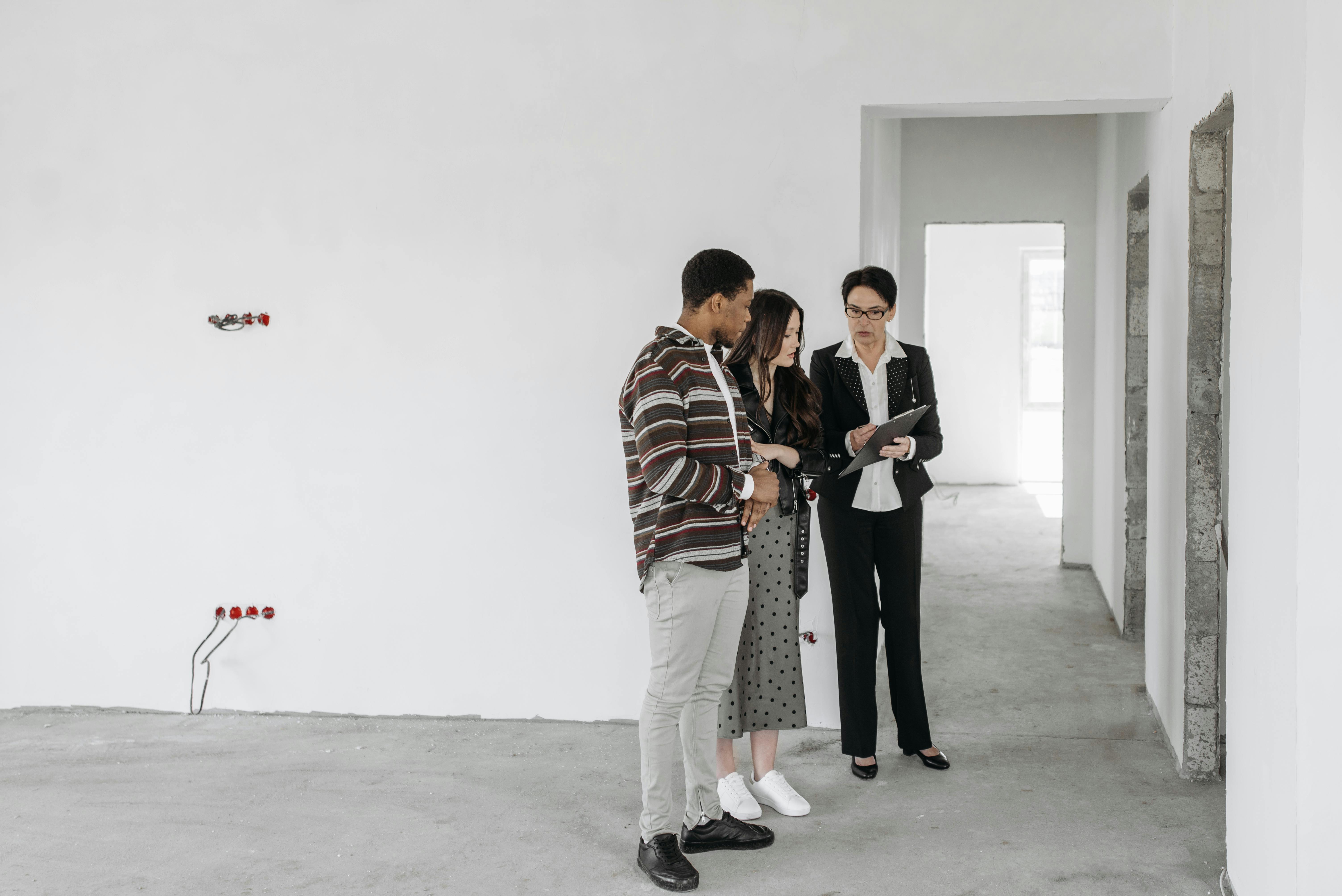 Smart Badge for Frontline Staff:Top Tools for Real Estate Agencies