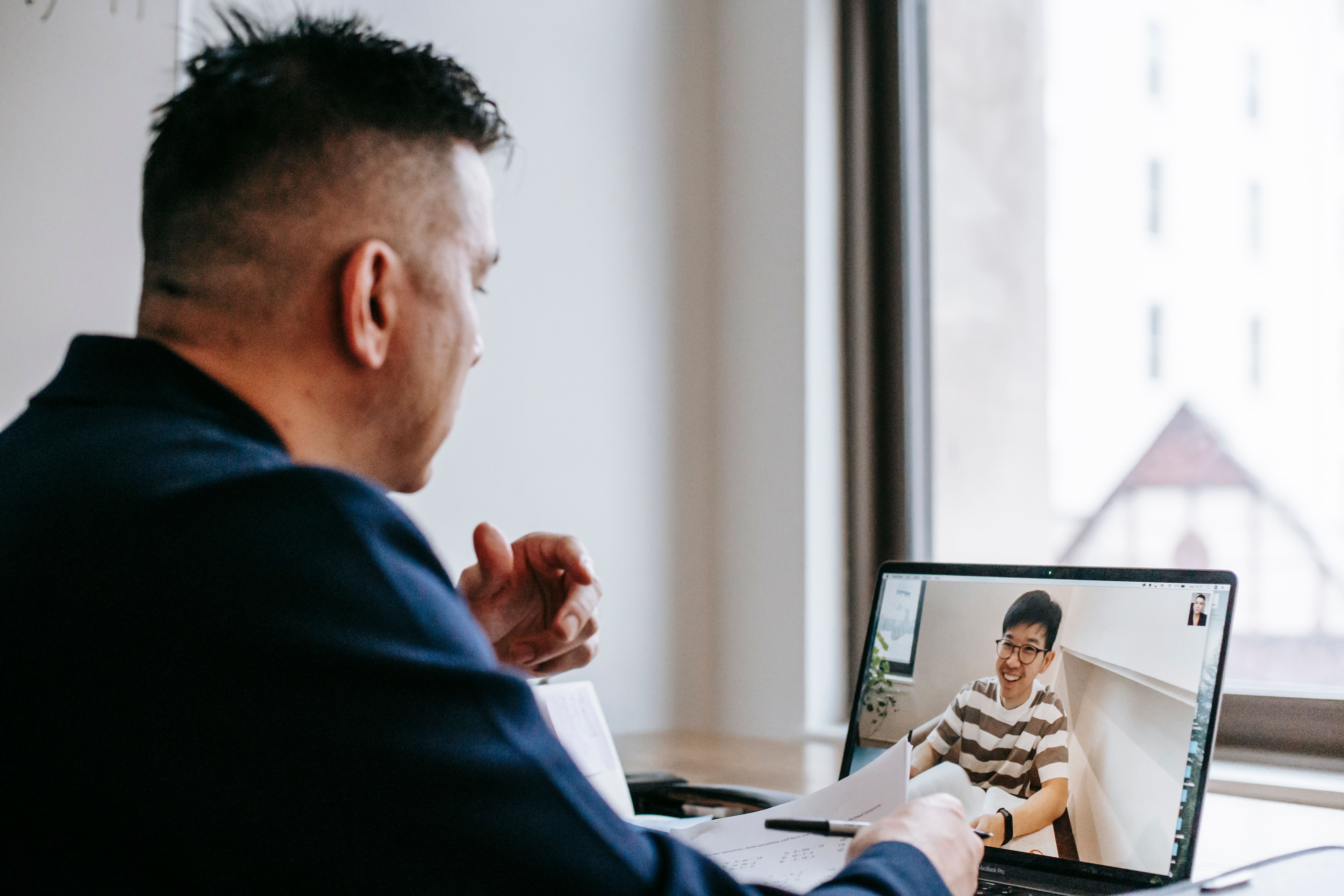 HubSpot Live Chat vs Instadesk Live Chat: Which Is Better for Enterprises?