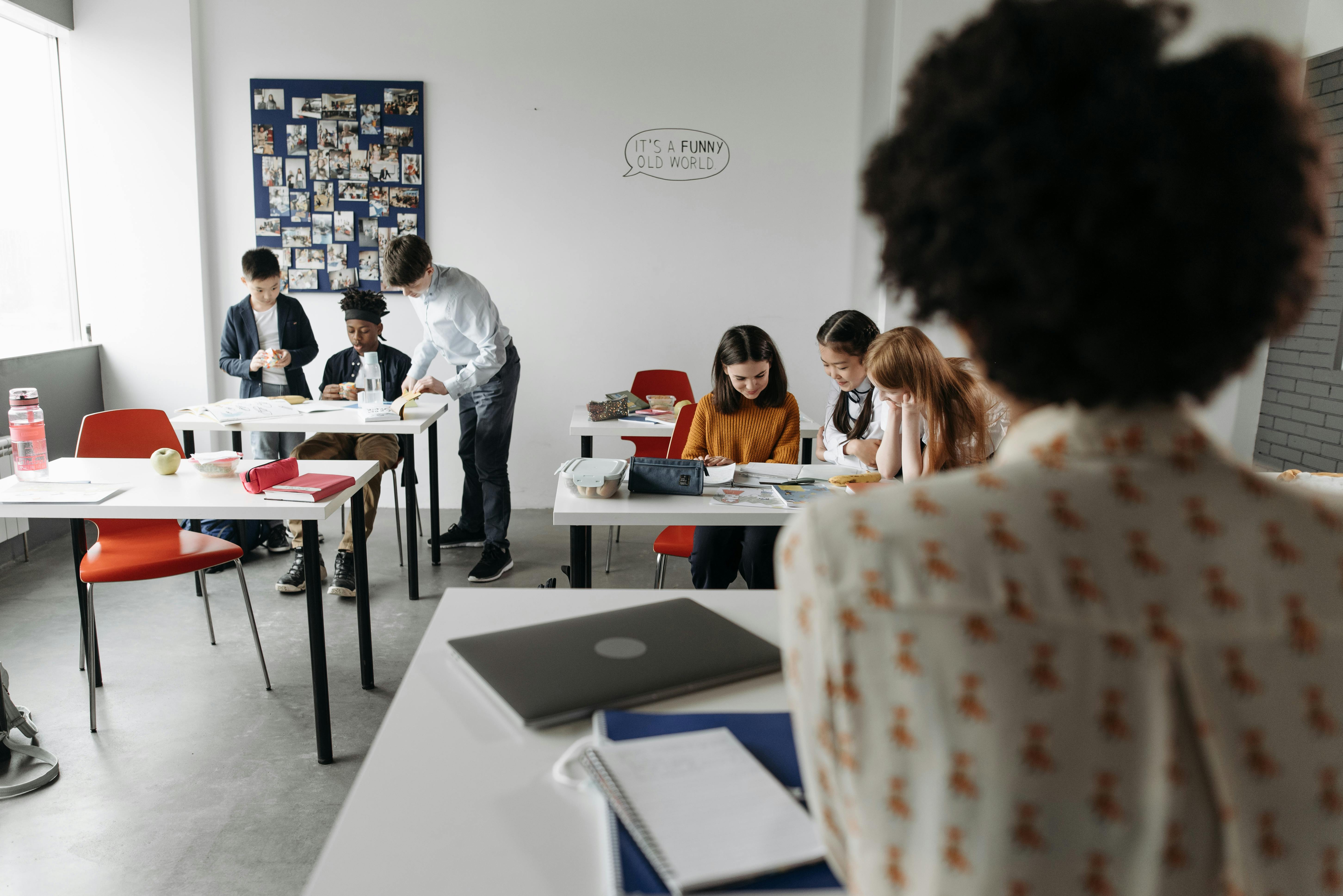Live Chat for Education Student Support:How Schools Improve Response Times