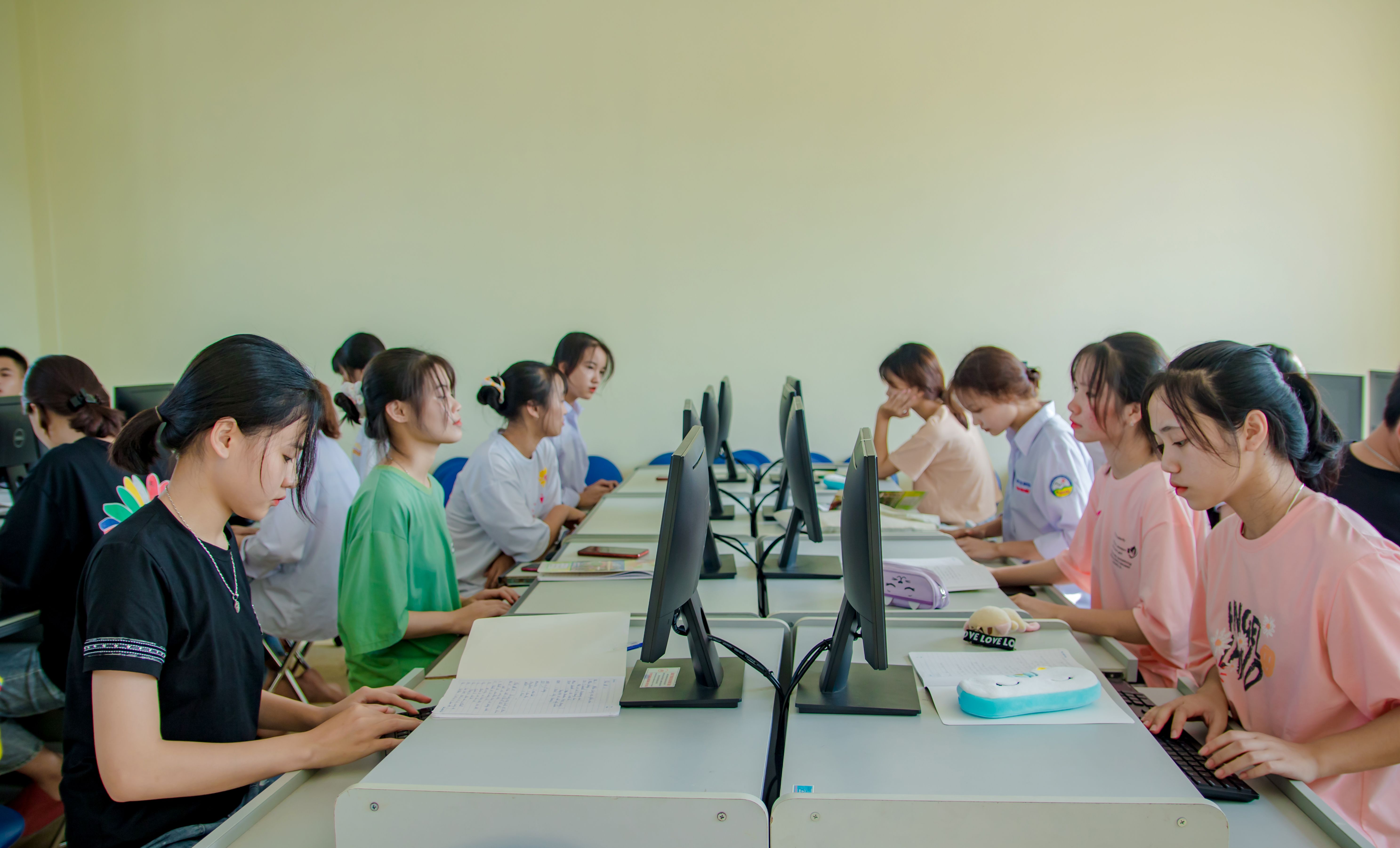 Scalable Intelligent Training for Growing Teams:How Insurers Train Agents at Scale