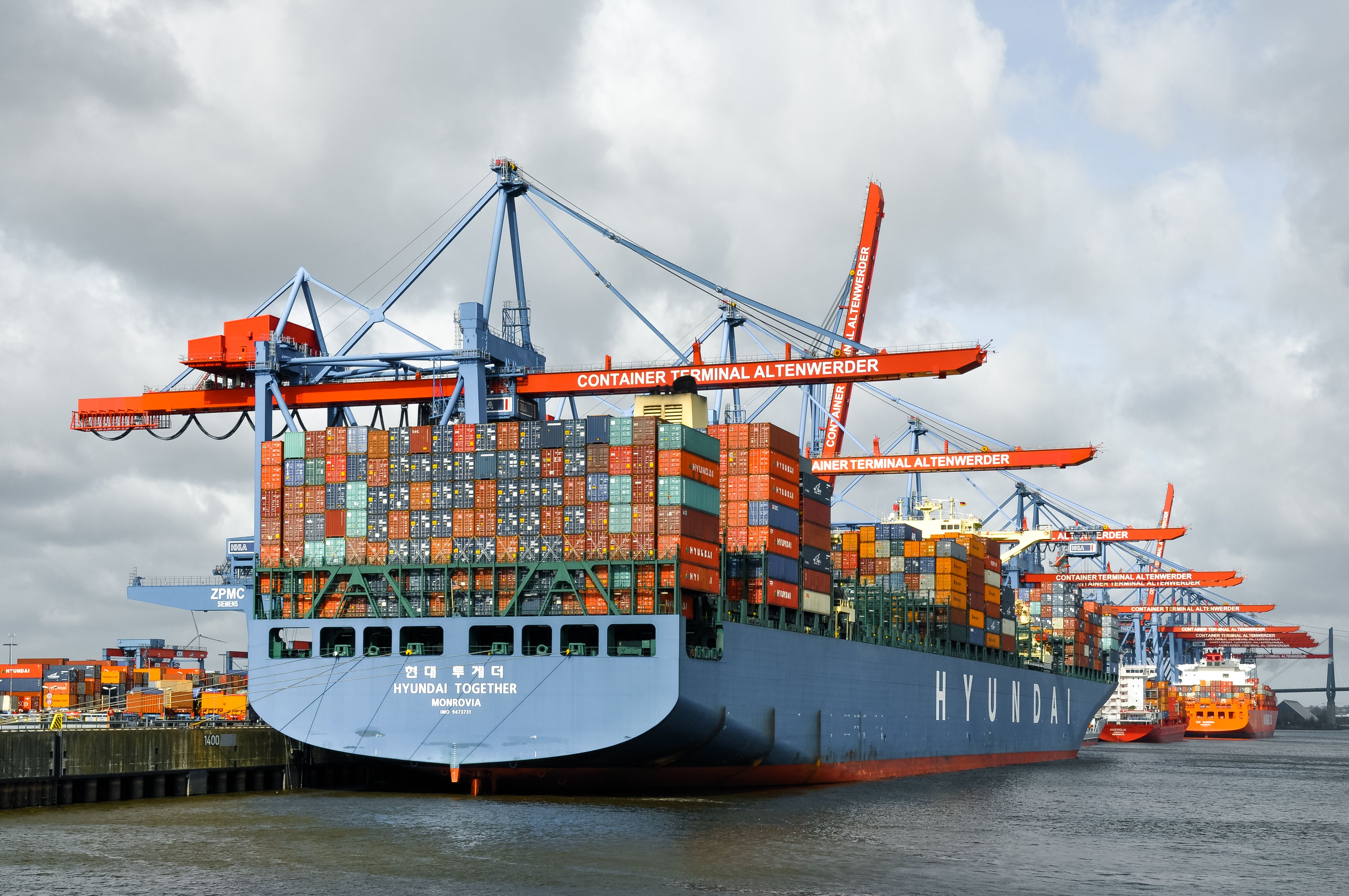How Instadesk Agent Assistant Improves Cross-Border Logistics Customer Service