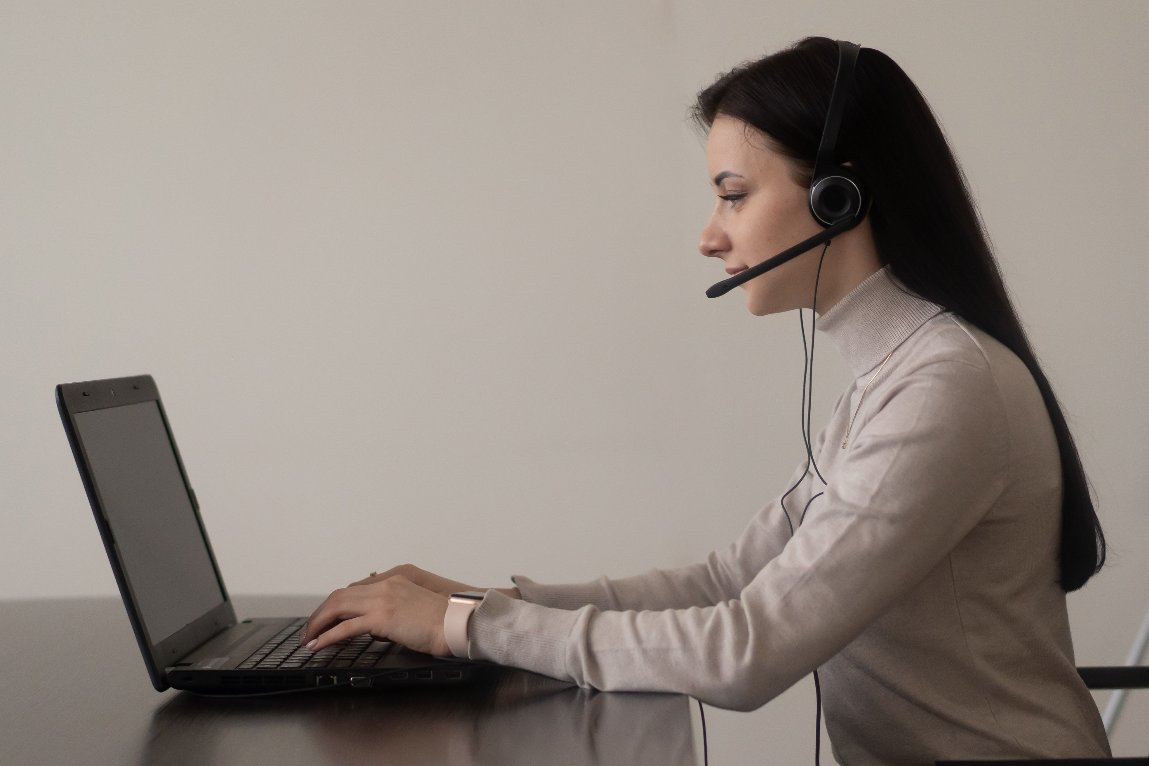 Intercom vs Instadesk Live Chat:A Comparison for Enterprises