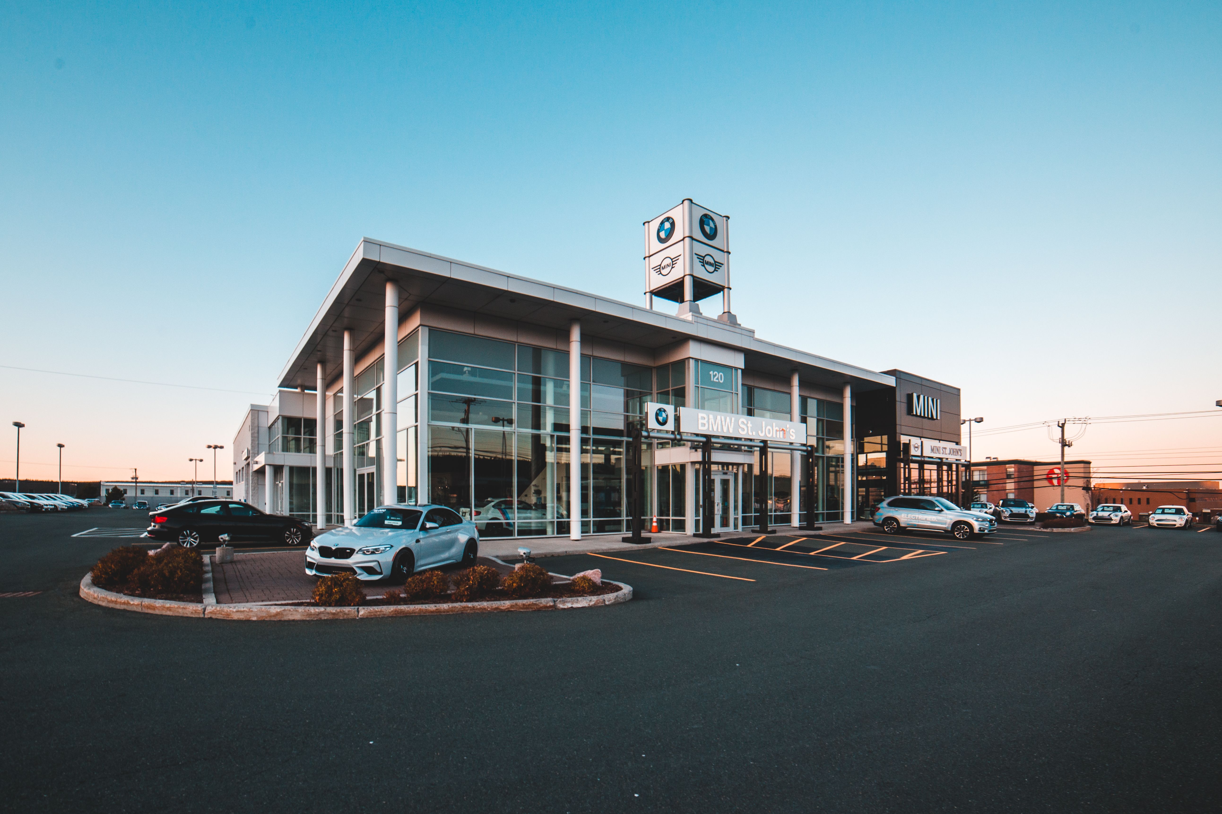 Smart Badge with Long Battery Life:Top Tools for Automotive Dealerships