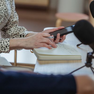 Fed Up with Manual Sales Call Logging? How Smart Badges Automate CRM Updates