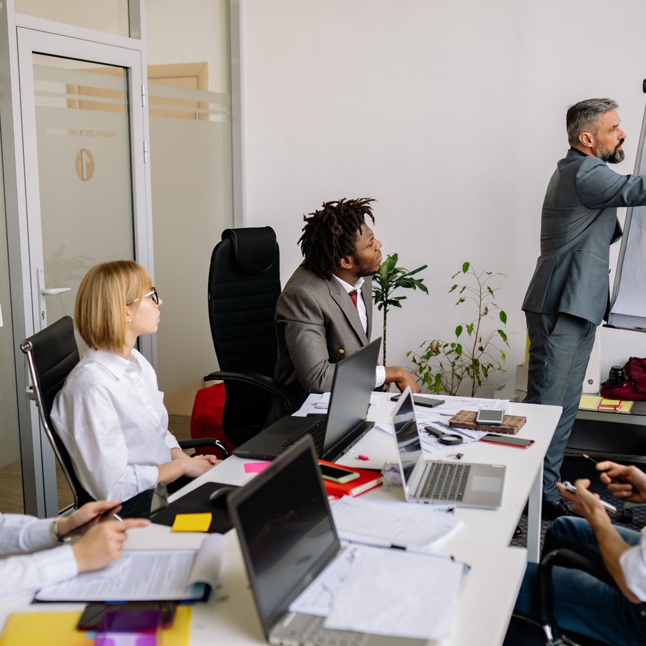 Instadesk Intelligent Training vs Traditional Corporate Instructor-Led Training – Which Delivers Better ROI for Fund Managers?