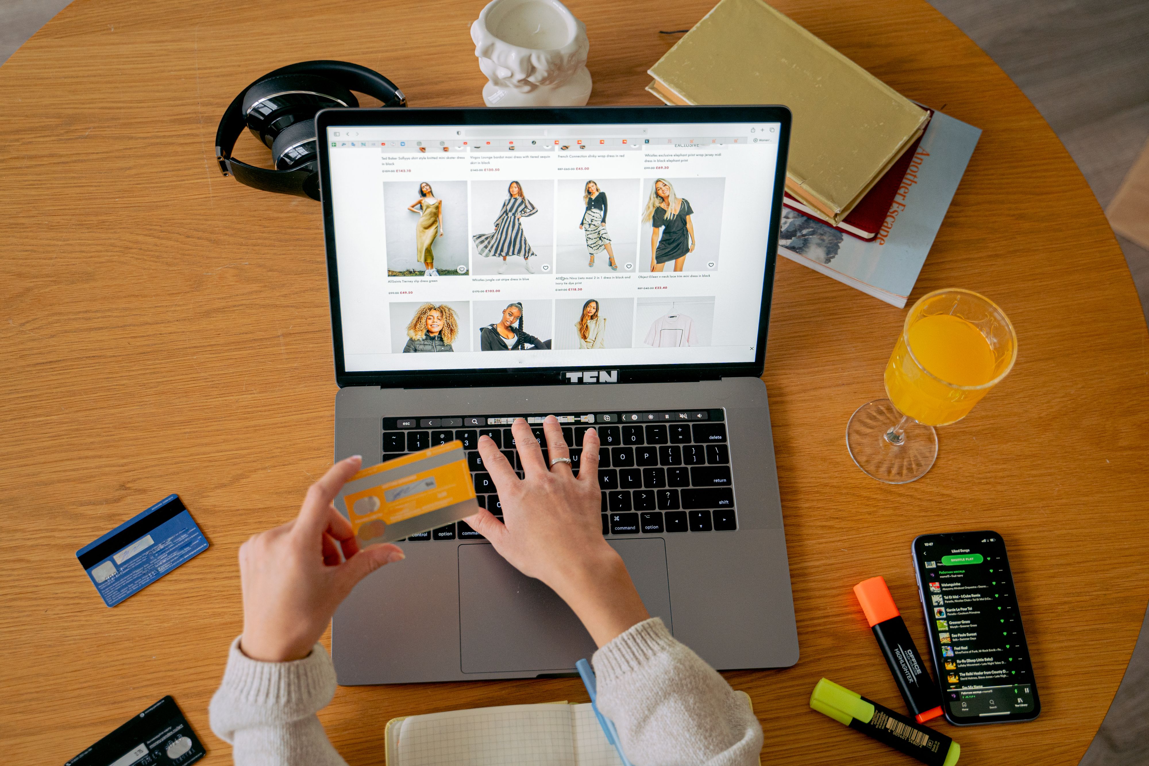 Global Call Center Software for Cross-Border E-Commerce: The Secret to 24/7 Multilingual Support