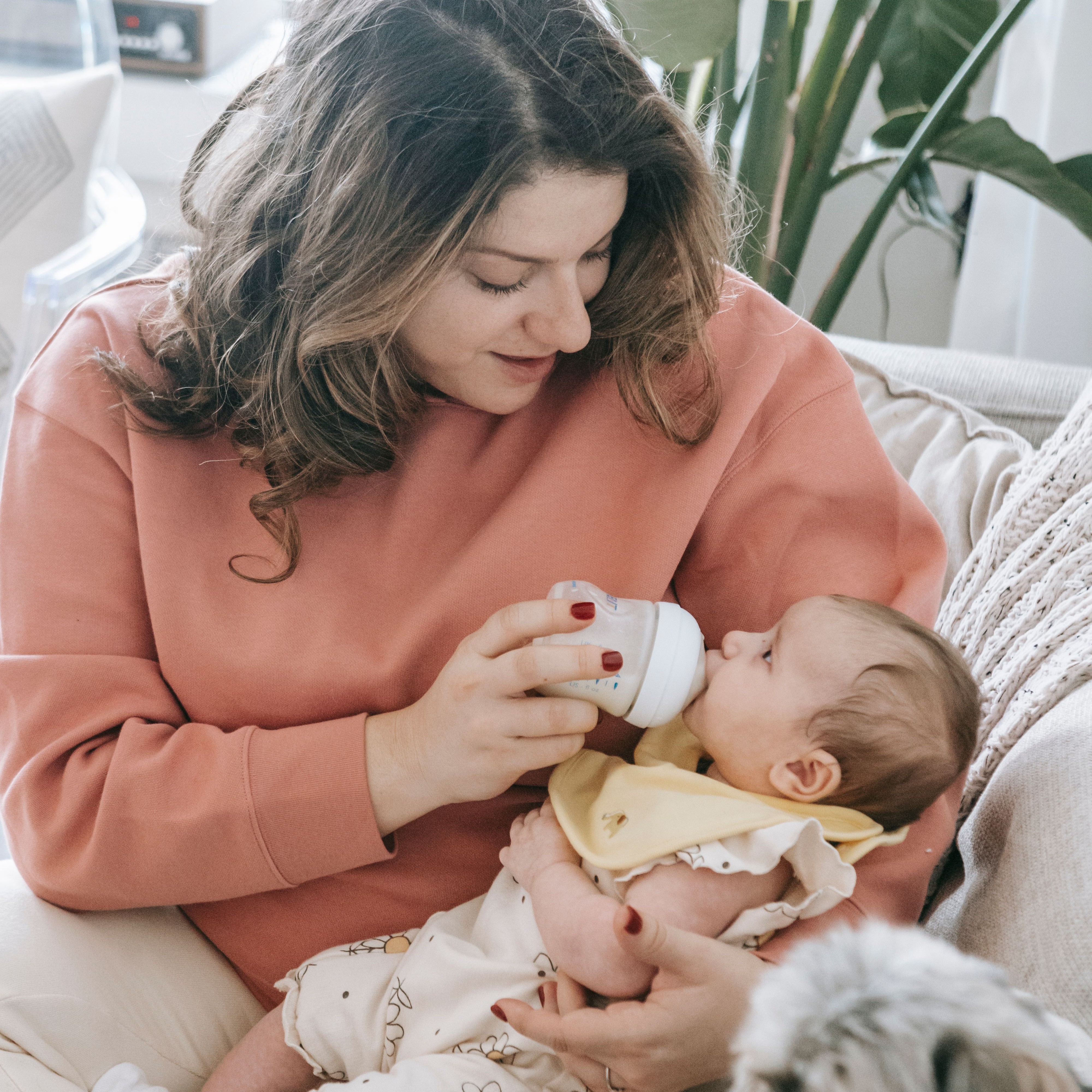 The Sales Assistant Who Remembers Every Parent's Due Date – Smart Badges for Maternal and Child Store Sales Assistants