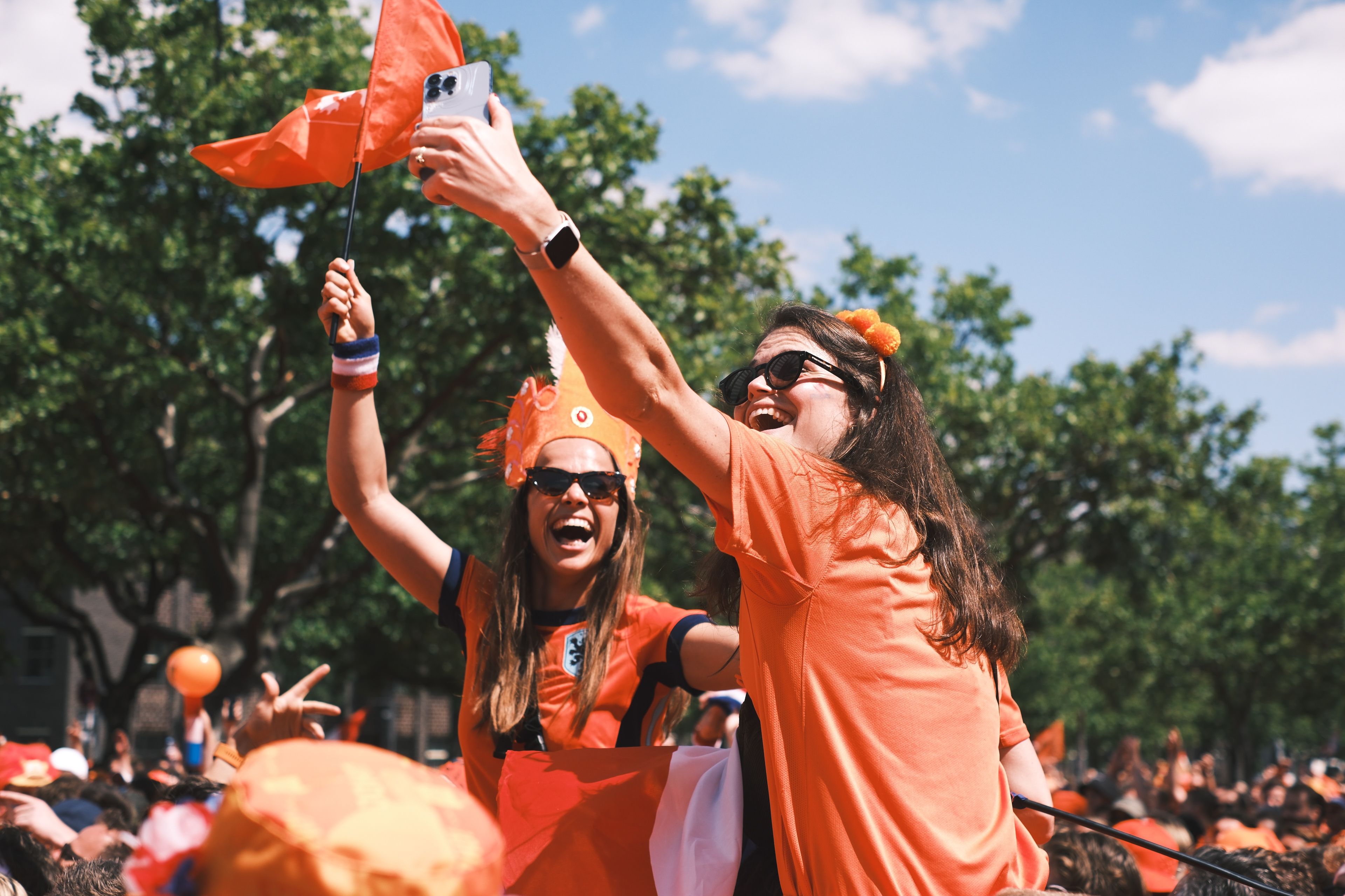 Beat World Cup Chat Floods: Omnichannel Live Chat for Global Football Merch & Ticketing Brands