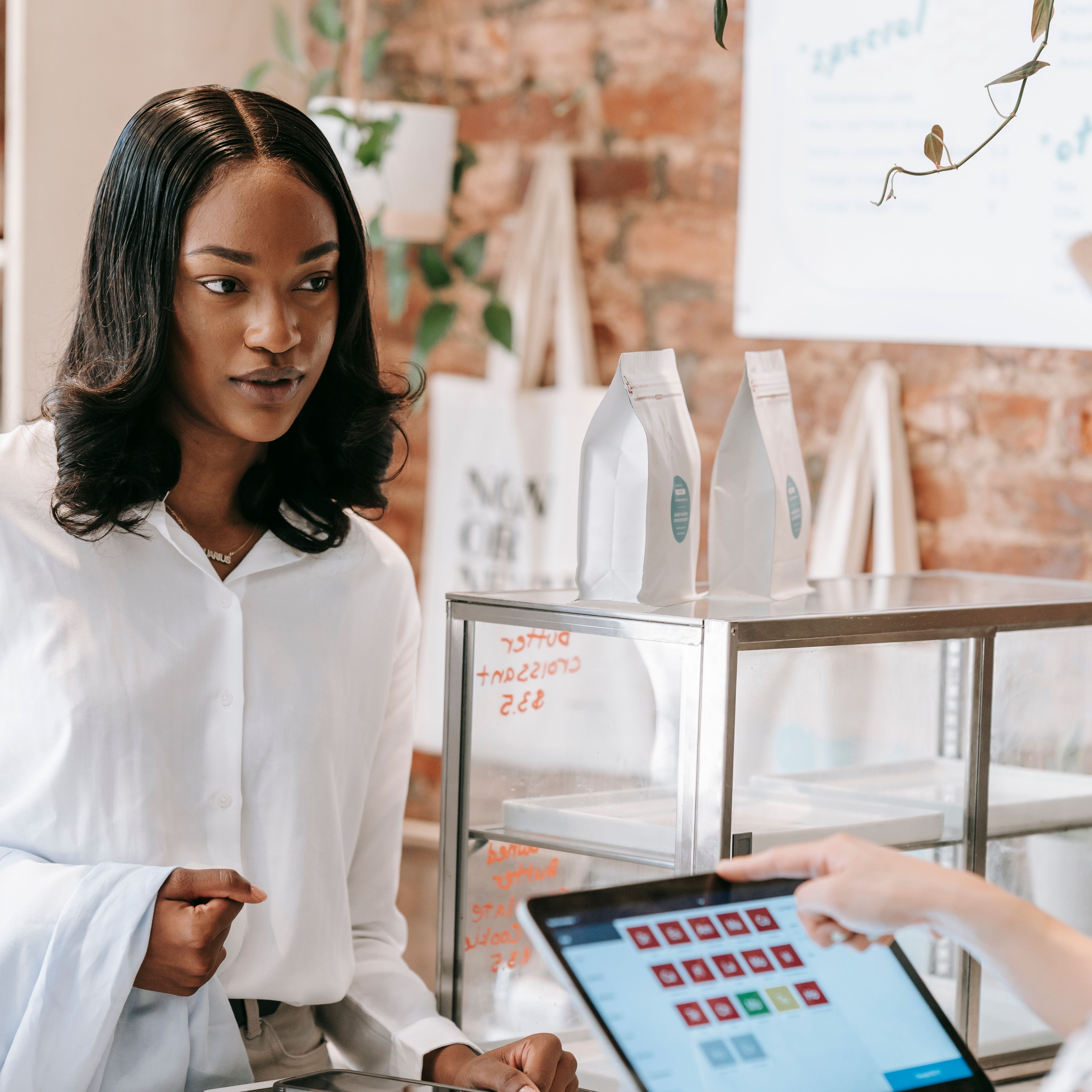The Badge That Boosts Sales – Case Studies on How Smart Badges Drive Performance in Retail