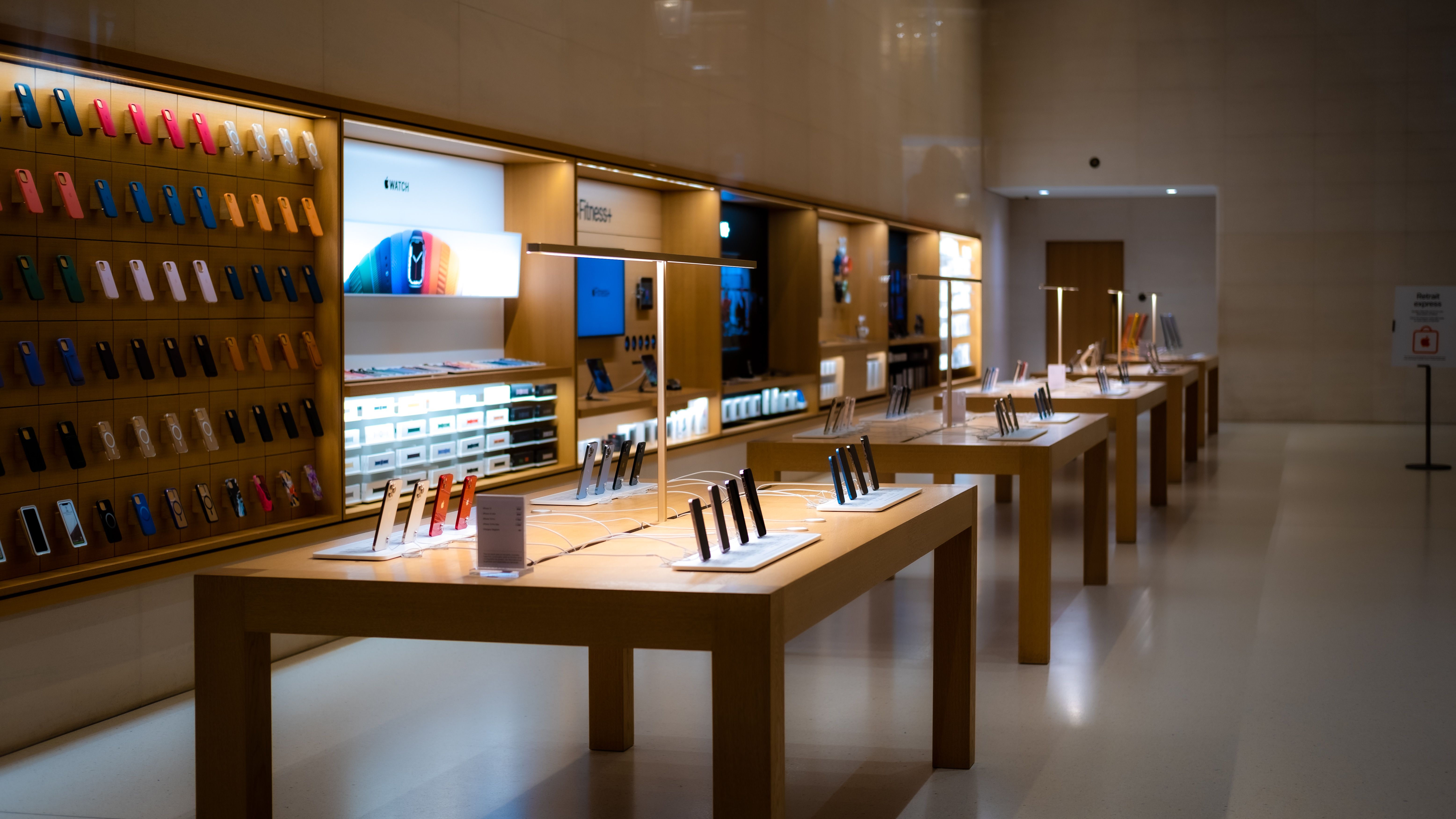 The Store Associate Who Always Knows the Right Plan–How Smart Badges Are Transforming Telecom Retail