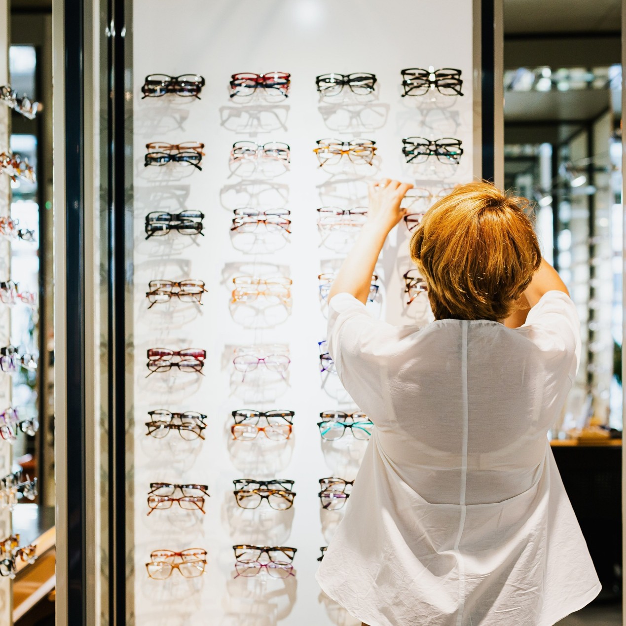 The Eyewear Consultant Who Never Forgets a Prescription – How Smart Badges Are Transforming Optical Retail