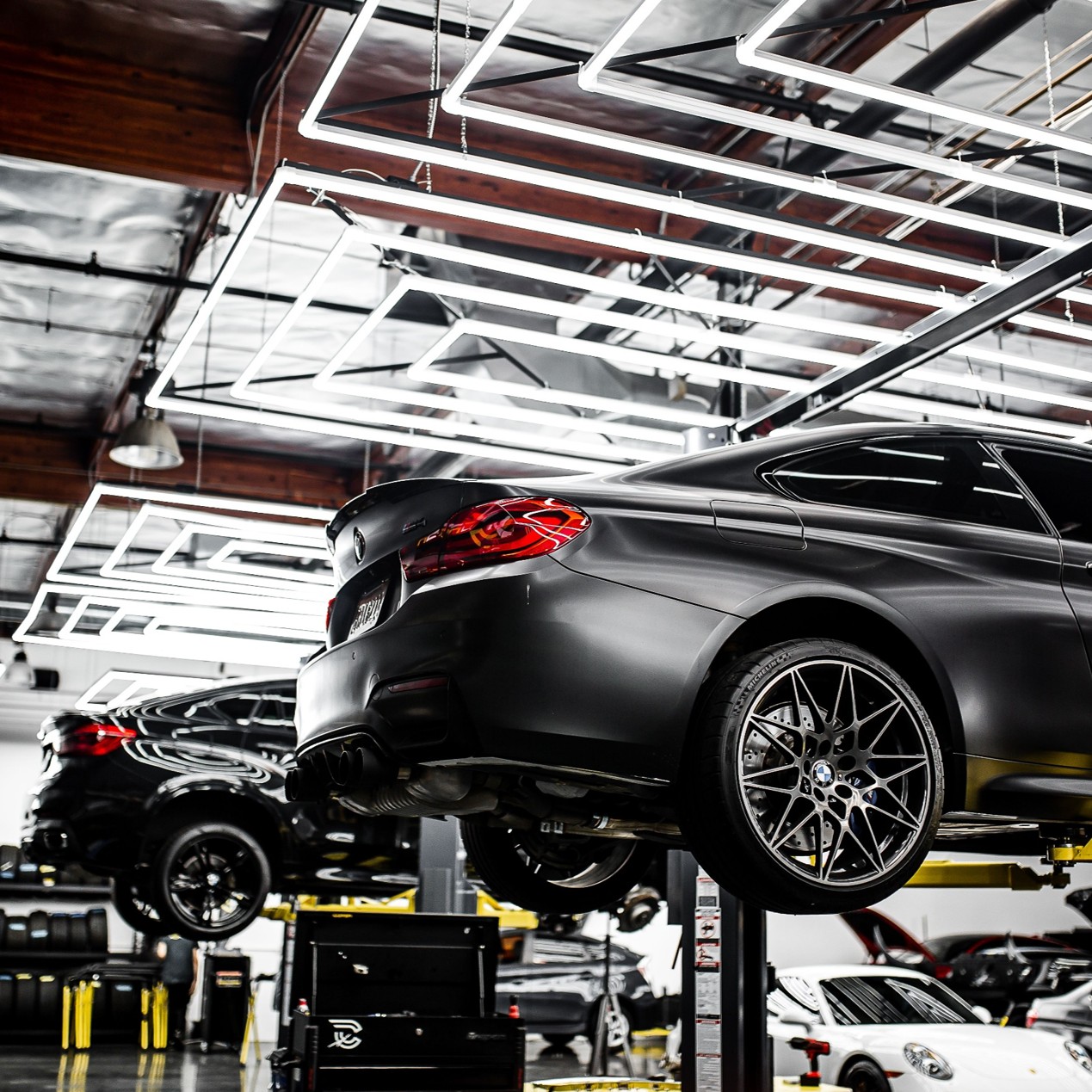 The Dealership That Never Misses a Call – How AI VoiceBot Is Revolutionizing Automotive Retail