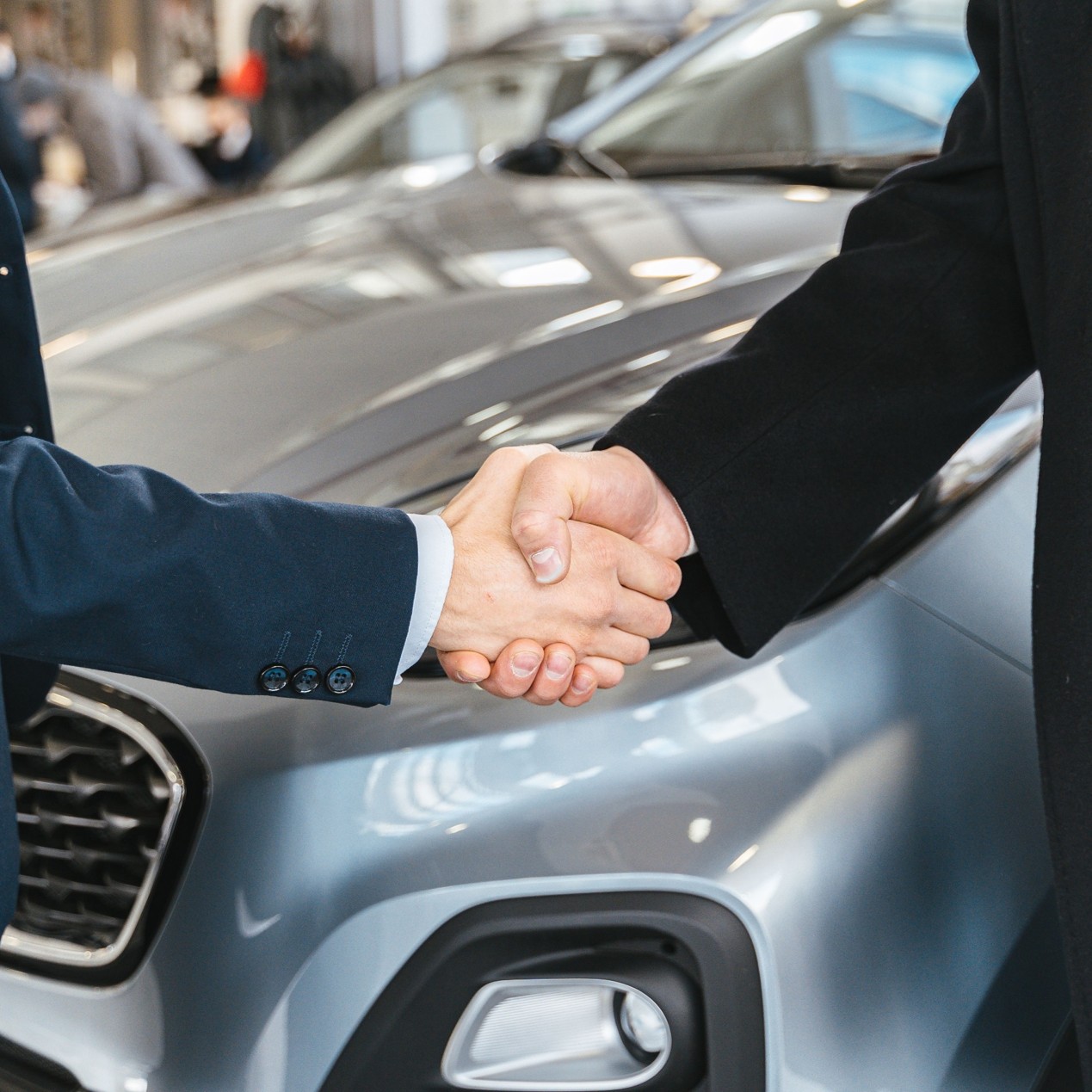 The Sales Rep Who Never Forgets a Customer – How Smart Badges Are Boosting Automotive Sales Performance