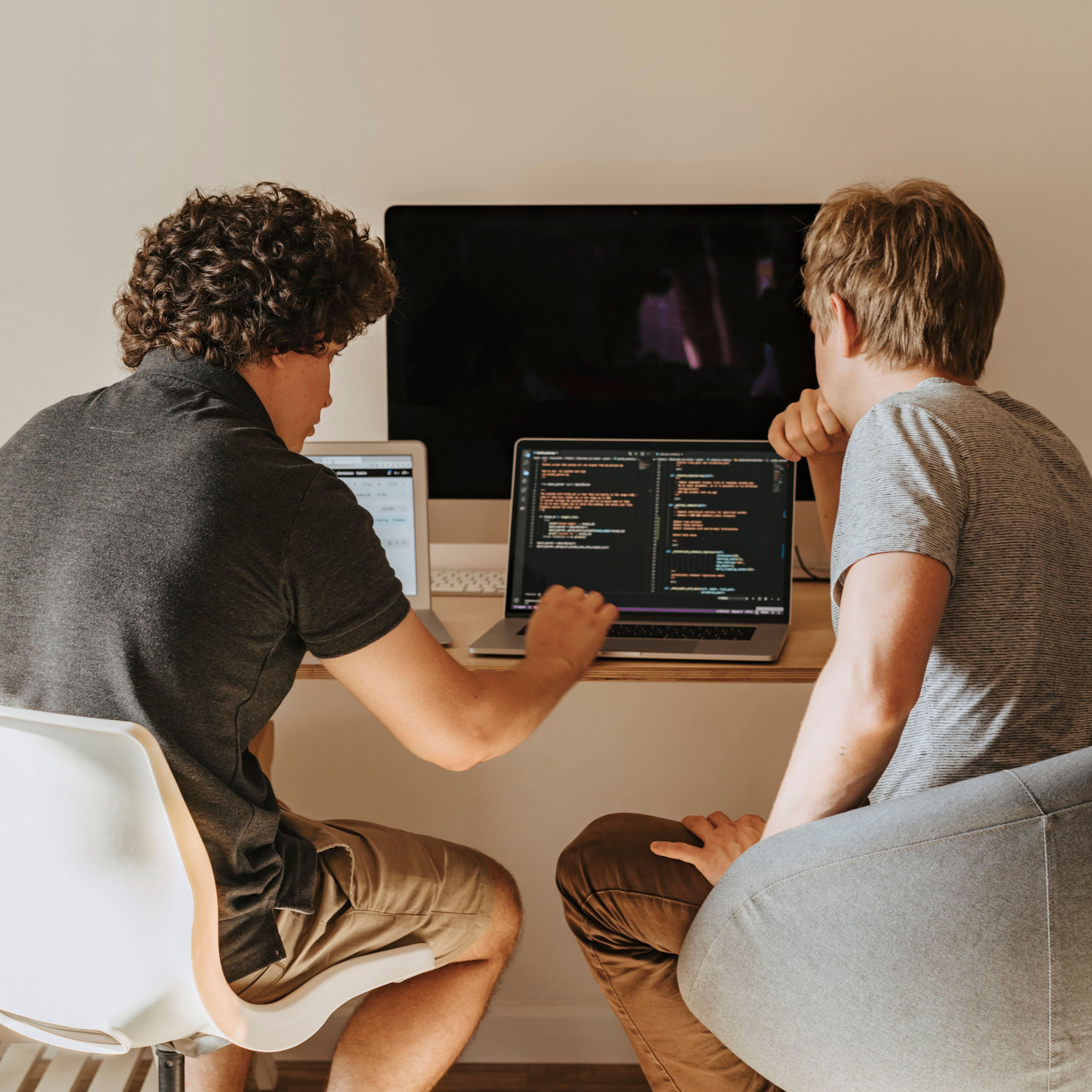 Intercom vs Instadesk Live Chat – Which Platform Wins in 2026?