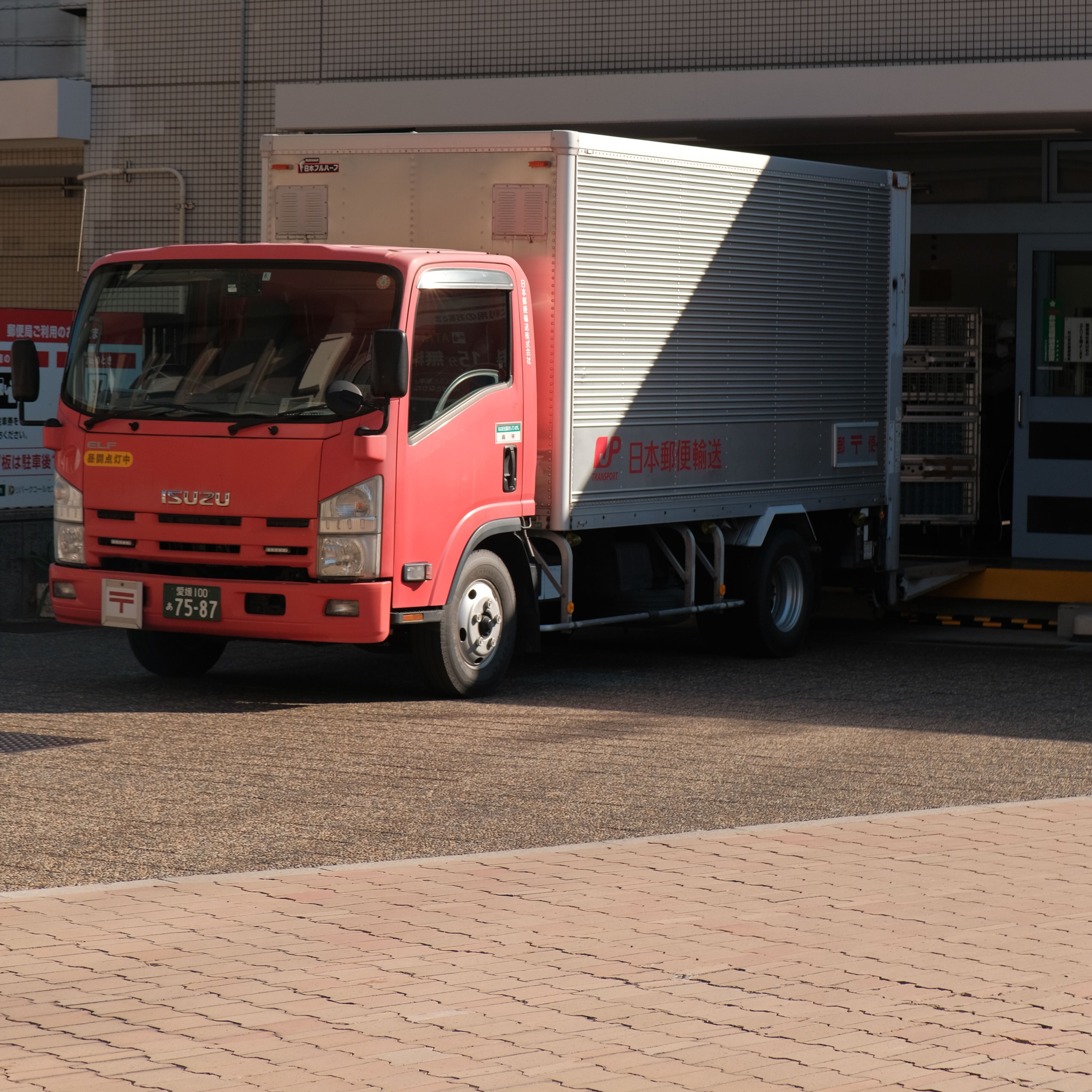 How Smart Badges Solve Logistics' Invisible Efficiency Crisis
