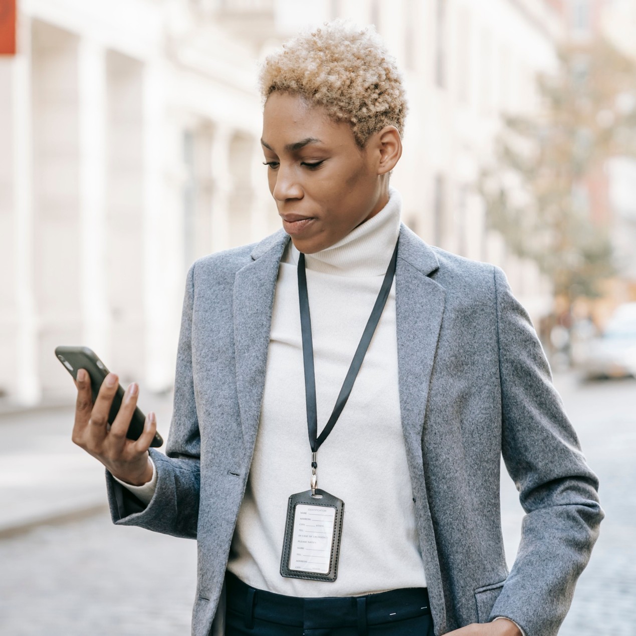 The 25% Conversion Gain – How Smart Badges Are Turning Auto Dealership Sales into Data-Driven Wins
